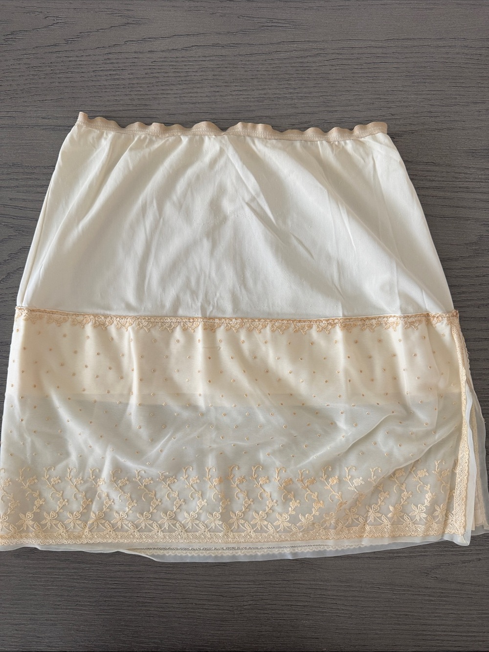 VINTAGE 1960’s Women's Cream Half Slip with Lace Trim. Likely Medium.